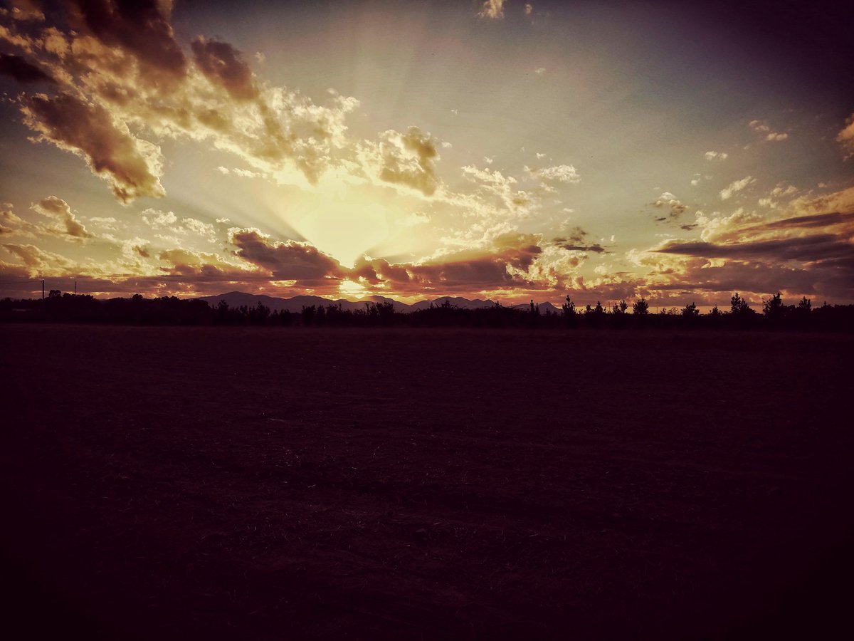8ELLY8's tweet photo. sᴀᴛᴜʀᴅᴀʏ sᴜɴsᴇᴛ 🌄

"𝐶’𝑒̀ 𝑛𝑒𝑙 𝑔𝑖𝑜𝑟𝑛𝑜 𝑢𝑛’𝑜𝑟𝑎 𝑠𝑒𝑟𝑒𝑛𝑎 𝑐𝒉𝑒 𝑠𝑖 𝑝𝑜𝑡𝑟𝑒𝑏𝑏𝑒 𝑑𝑒𝑓𝑖𝑛𝑖𝑟𝑒 𝑎𝑠𝑠𝑒𝑛𝑧𝑎 𝑑𝑖 𝑟𝑢𝑚𝑜𝑟𝑒, 𝑒̀ 𝑙’𝑜𝑟𝑎 𝑠𝑒𝑟𝑒𝑛𝑎 𝑑𝑒𝑙 𝑐𝑟𝑒𝑝𝑢𝑠𝑐𝑜𝑙𝑜". 
ᵛⁱᶜᵗᵒʳ ʰᵘᵍᵒ
#sunset #SaturdayMood https://t.co/SyMeAGcmzS