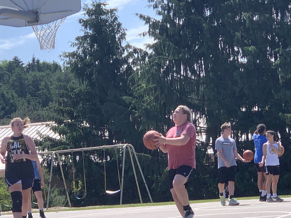 davethecfre's tweet photo. Another great day of practice for @LilaTinker2026 practing with the HS girls. @4SeasonsHoops #aau #bestdontrest https://t.co/3XHpT7apr3