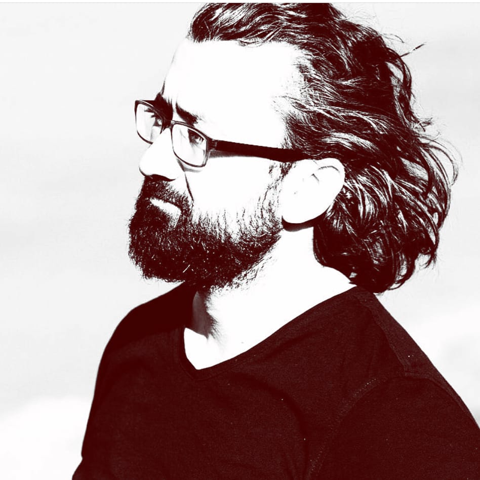 Küçük acı yoktur. Sızısı yüreğimize değiyorsa her acı bir dağ gibi ezer kalbimizi.
Acıtmayın kimseyi....
#AdemÖzbay