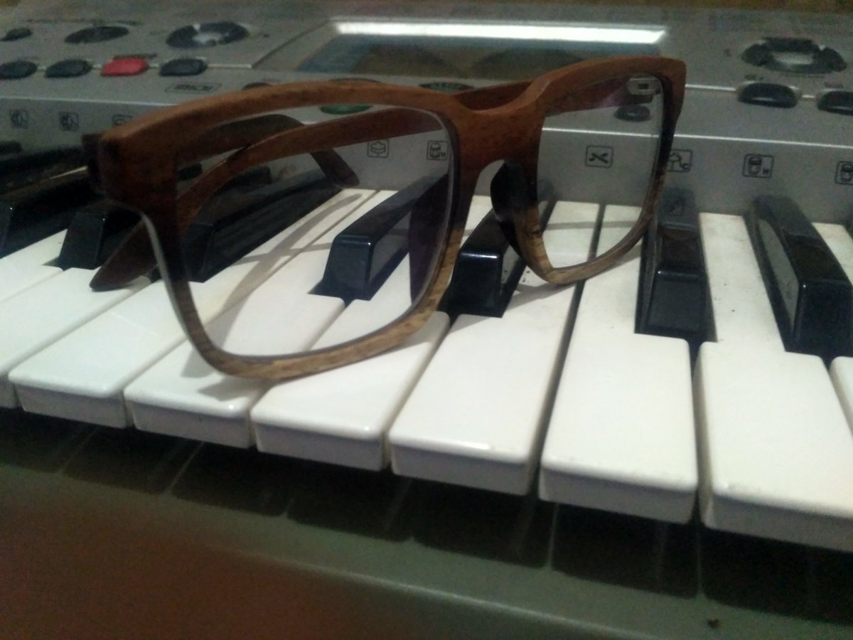 Raba bentuknya, tarik napas perlahan, mainkan jarimu ke atas bawah, pijat hingga bersuara, dan nikmati.