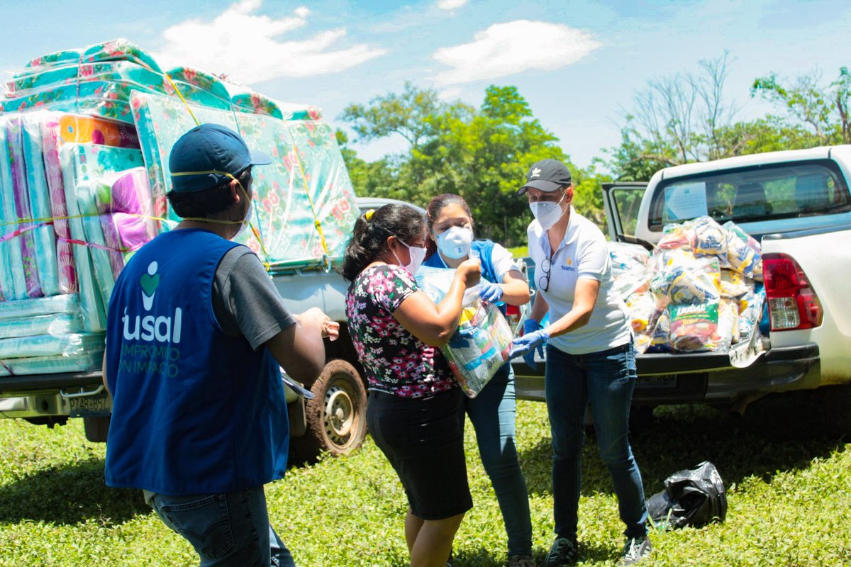 TeletonSV's tweet photo. Cuando los salvadoreños se unen, ¡grandes cosas son posibles! ❤️💪🏼
Este viernes, acompañamos a @FUSALorg en la entrega que realizó a 43 familias de Cacho de oro gracias al apoyo de todas las personas e instituciones que como #TeletonSv acudieron al llamado de solidaridad. https://t.co/7l417cvjRV