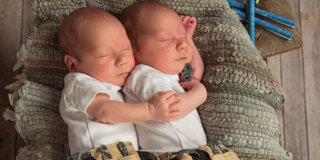 Do your littles like to 'help' around the house? 🏡 Tell us about it below! 👇 Wonder what these little guys are dreaming about fixing...🔧🔨🥰
📷  @ WravenDesign
#twingocarrier #newborntwins #twinmom #twinmum #momoftwins #babywearing  #twins  #twinboys #fixit #sleepingtwins