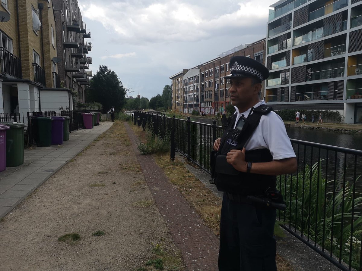 MPSStDunstans's tweet photo. Neighbourhood officers at Grand Union Estate https://t.co/BgrYoQWnyk