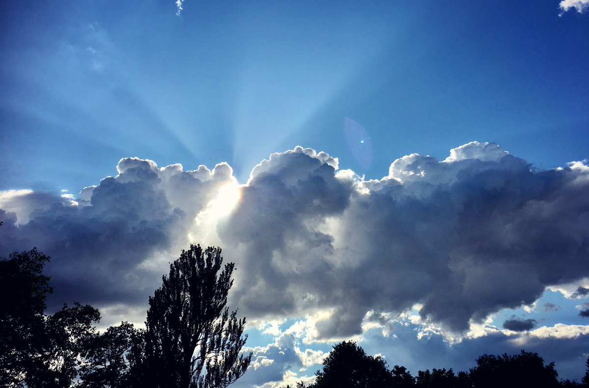 jamespargeter's tweet photo. Sunburst over Kew Gardens... ☀️😎
.
#sunburst #clouds #sunshine #cloudporn #radiance #catchsomerays https://t.co/6abEipP2Wc