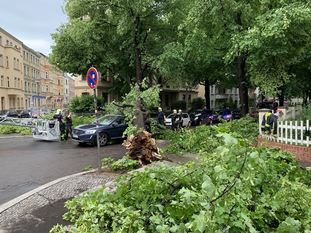 geoObserver_'s tweet photo. Halle, Carl-von-Ossietzky-Straße, Ecke Schleiermacherstraße. Der Volvo hat gehalten, zum Glück #gewitter #stutm #unwetter https://t.co/3wUs5AAOKc