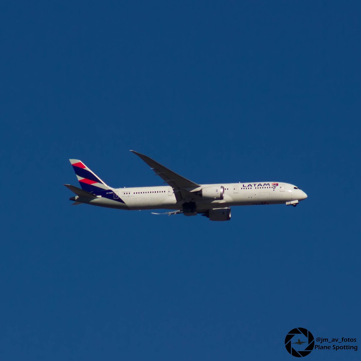 jm_av_fotos's tweet photo. Nuevamente un 787 de Latam proveniente de Miami bajando tren para mi 🥰 https://t.co/ttOxtUudlx