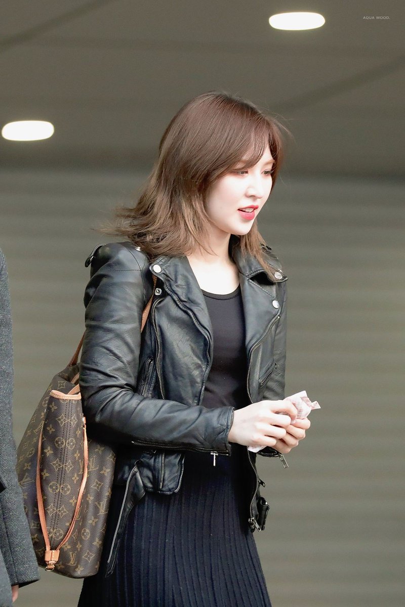 MinWannie's tweet photo. Rj: ma ngapain sih ke supermarket doang harus pake leather jaket segala.
Sw: kan keren kak, biar kompak.
Rj: keren apaan ma, ini kita uda kaya gerombolan perampok
Sw: ihh masa gitu kak, emg gitu ya pa?
Yg: ah? Hmm *gak berani jwb takut salah
#wenga #minfamily https://t.co/PzS90rH52z