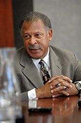 AustenParrish's tweet photo. Day #9 of 3L Rita Xia’s challenge to post photos over 10 days of inspiring black men and women. @MiltonOThompson ‘79–the former Chair of our Board of Visitors, an inductee in the Academy of Law Alumni Fellows, and DSA recipient-is one of our alumni all stars. Read more below. https://t.co/8QjMneCZCd