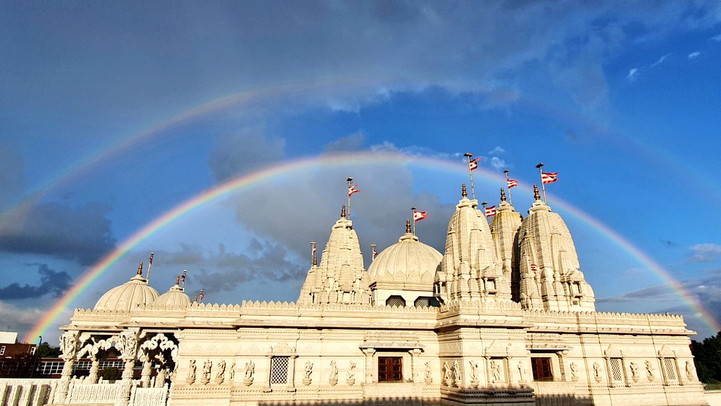 NeasdenTemple's tweet image. On the eve of the 50th anniversary of our first temple, in Islington, #NeasdenTemple has been blessed with a double rainbow. 🌈