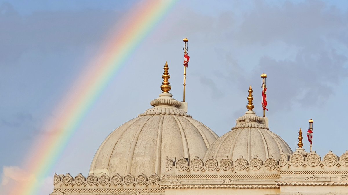 NeasdenTemple's tweet image. On the eve of the 50th anniversary of our first temple, in Islington, #NeasdenTemple has been blessed with a double rainbow. 🌈