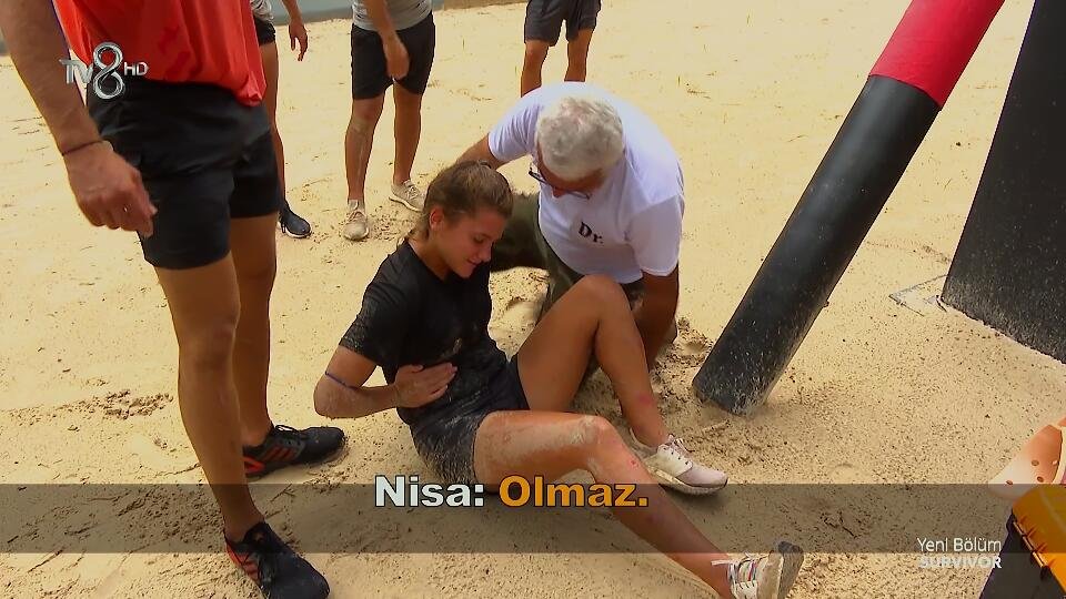 beklenenkral's tweet photo. Çok kötü düştü bizim kız. Ama çabuk toparladı, maşallah Nisamıza. :) #Survivor2020 https://t.co/Y49trWPiTm