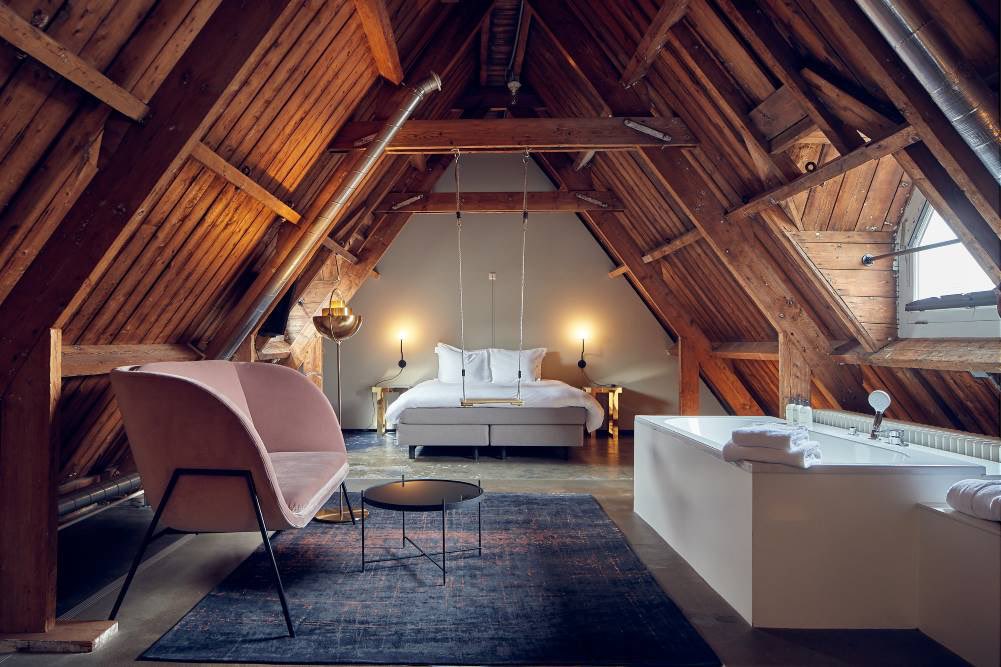 DutchLassie's tweet photo. Mijn wereldreis met OV was voor rondleiding Lloyd hotel Amsterdam en heerlijk lunchen en loungen op het terras. Verrassend bijzondere kamers daar trouwens... #schommel #bedstee https://t.co/nbWj5QBESr