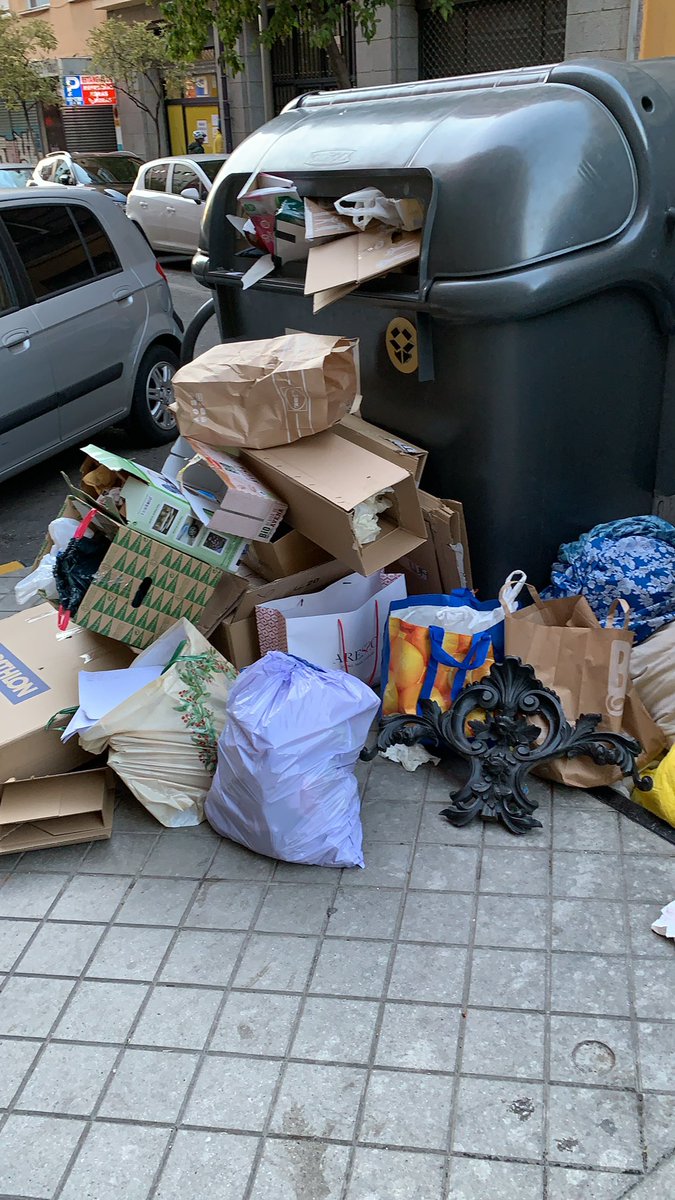 Macswacs's tweet photo. Hola @Lineamadrid. Los contenedores de Blasco de Garay y Joaquín María lopez están siempre llenos. Así no hay quien recicle... https://t.co/74IyUZ4ikT
