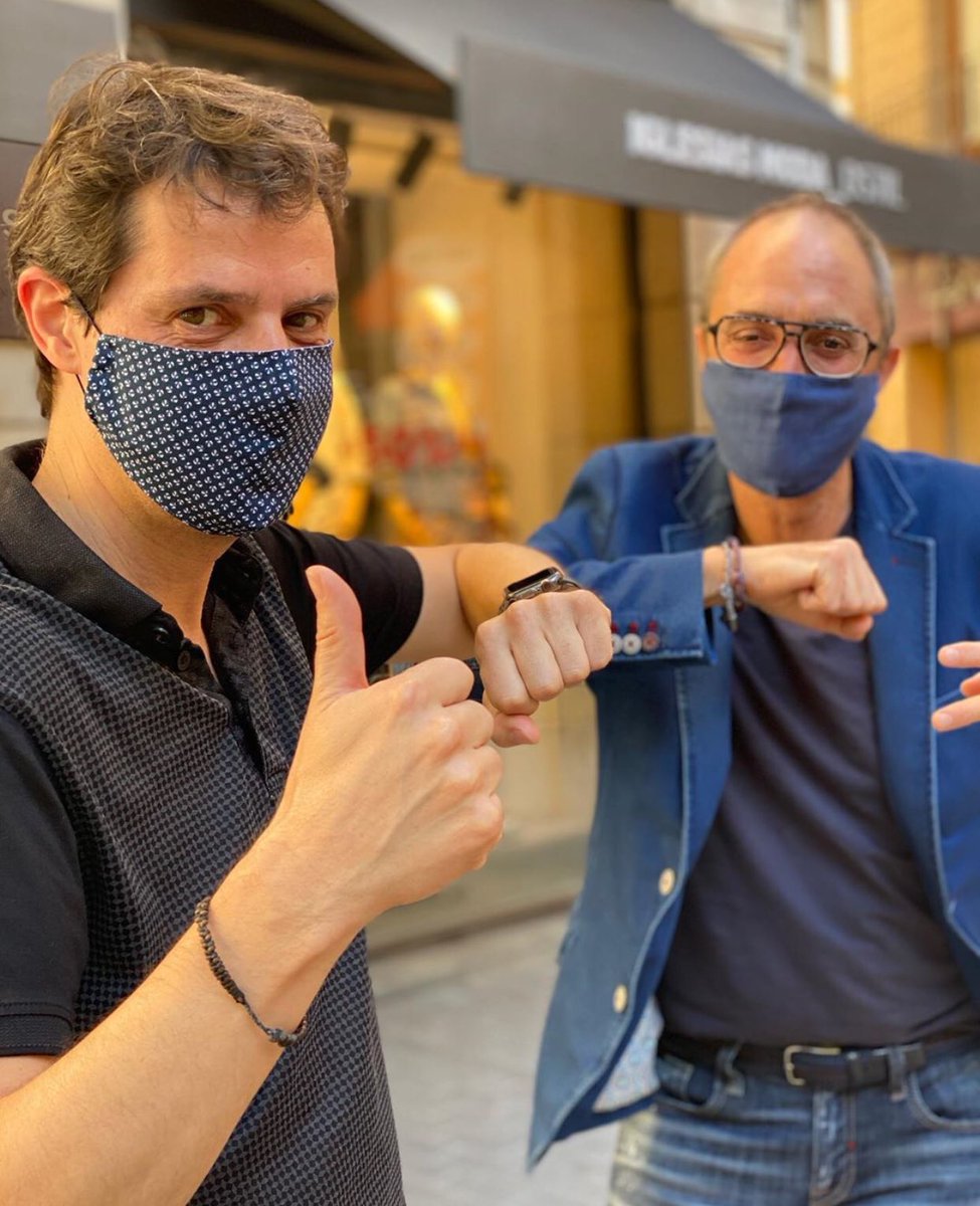 Fisioinquiet's tweet photo. ECOMASC 💚 a @iglesiasmoda_dstil protegim-nos i alhora siguem solidaris amb la recerca. I també us recomano que feu una ullada a la roba i us deixeu aconsellar...jo m’he firat! I m’han tractat molt bé! #comerçdeproximitat #ecomasc #sostenibles #solidaries https://t.co/FPhixgUN5A