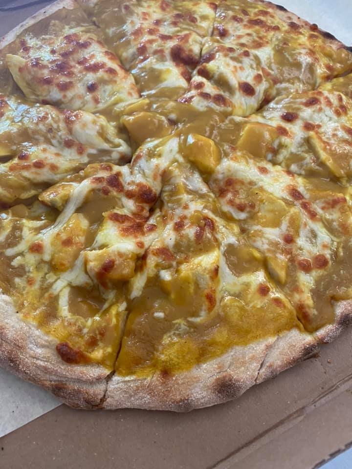 RateMyTakeaway's tweet photo. Chicken Curry Pizza by Amy P https://t.co/35D1YqSrC1