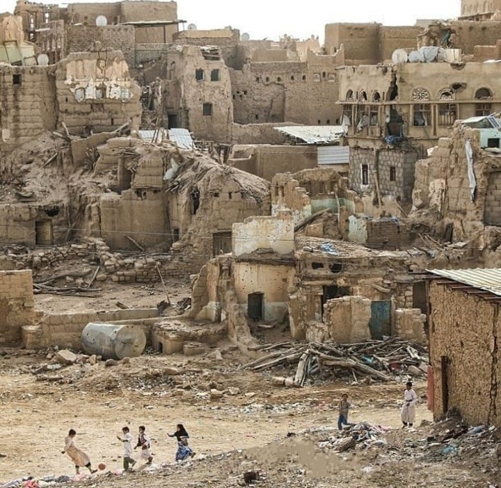 AribaaZainab's tweet photo. Don't they have right to live,do their lives really matter,don't they have right over food to feed the hunger?So what is stopping you and us to help them?Why the privileged,the world leaders are silent over the #YemenCrisis?We've failed the whole middle east!
#YemeniLivesMatter https://t.co/nPlNVm7j69