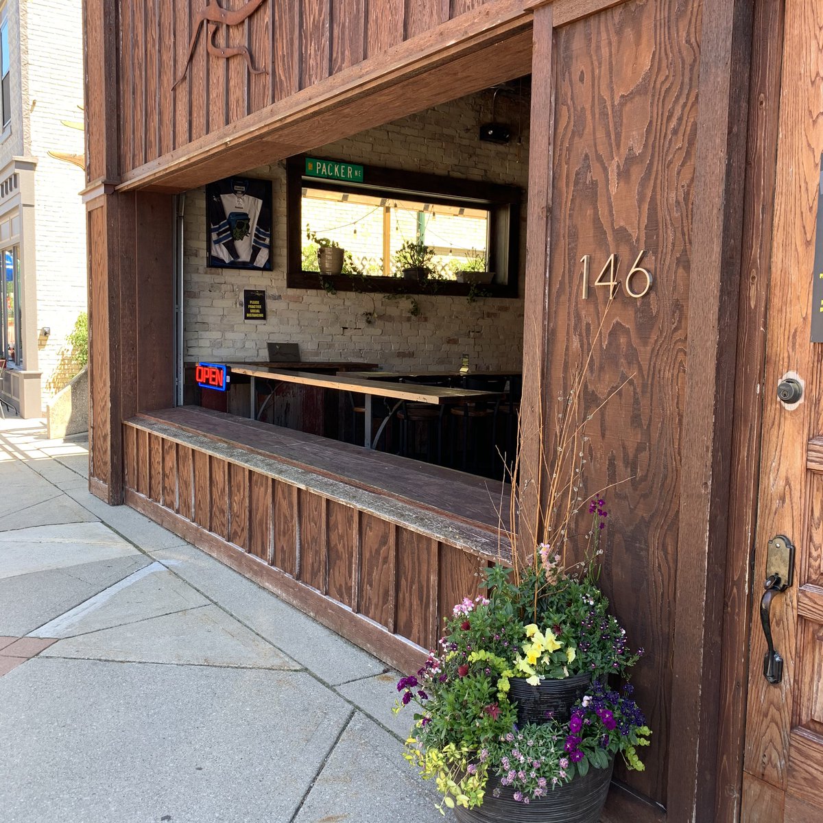 tripelroot's tweet photo. Hey, Friends! We’re open today until 9pm, so come on out and celebrate! Try one of our tasty wraps & get FRESH with our new hard seltzers! #saturdayvibes #eatlocal #drinklocal #feelthezeel #beerthezeel #healthezeel #getfresh #tripelroot #saturdaymood #localpub #mibeer #craftbeer https://t.co/sD1y8W8Wly