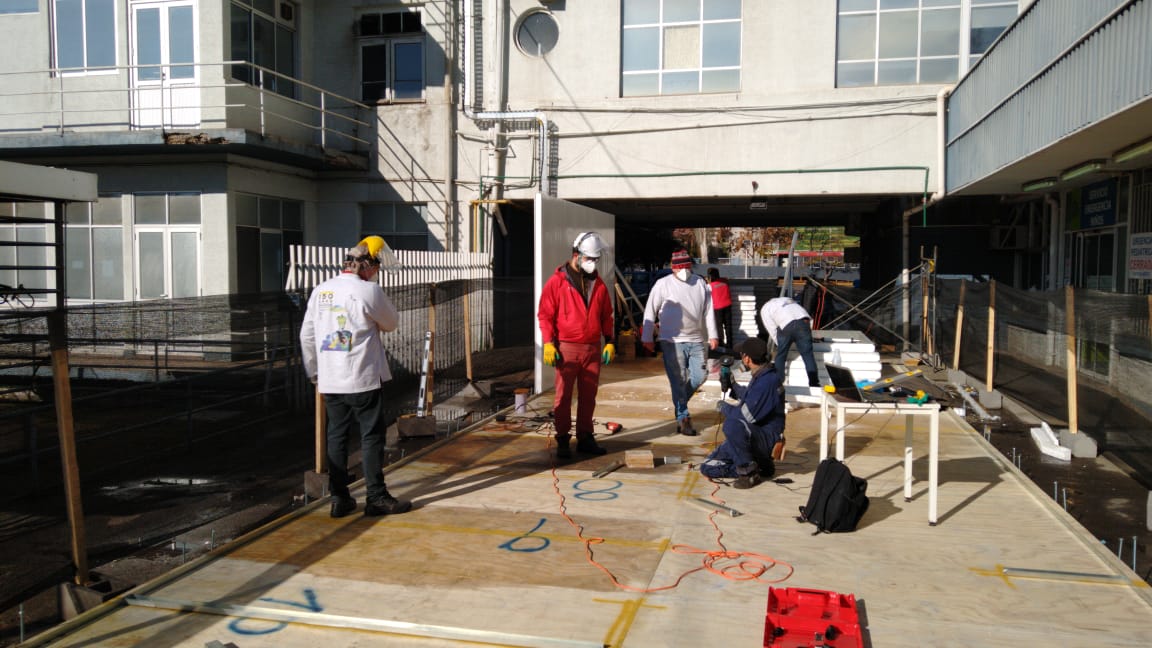 MundoFAU_uchile's tweet photo. [HOY] Instalando los paneles prefabricados de muro del módulo hospitalario en el Hospital Clínico de la Universidad de Chile. Proyecto ZonaCero de la Fau. 
@uchile @ICHA_Acero @redclinica https://t.co/iDZZ2x6woq
