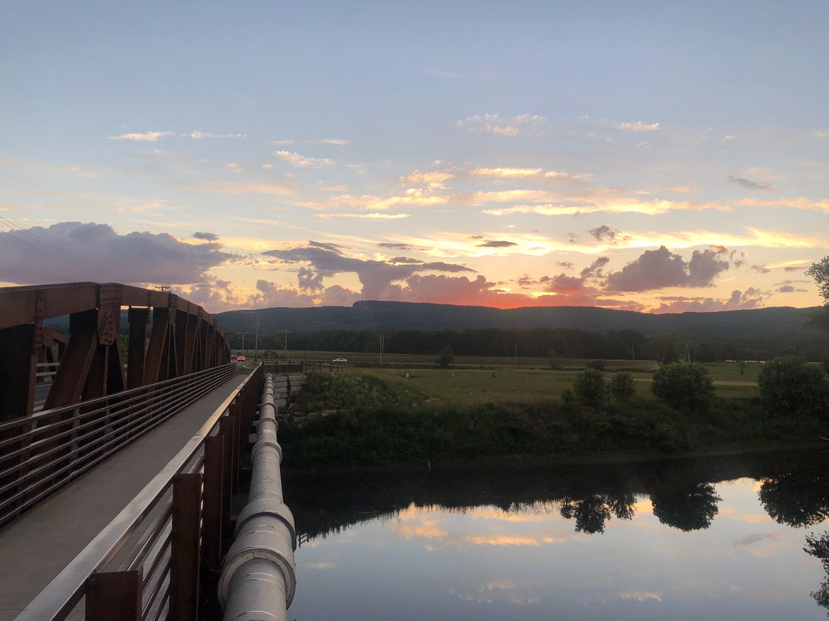 KZraly's tweet photo. It looks like a bull is charging through the sunset, and it reminds me of Spain...and drinking Manzanilla sherry.
✌️❤️🍷
#sunsets #cloudimages #sherry #Spain #wine #winewriter #wineeducator #wineentertainer #winetime #redwine #mothernature https://t.co/Pz0CTU2VGp