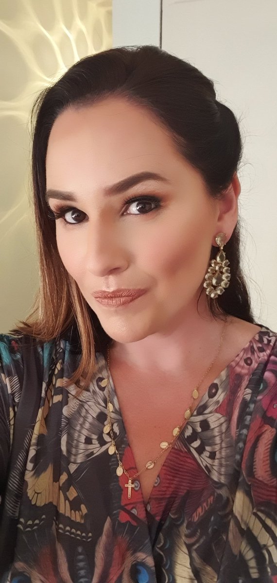 MarianaBelem's tweet photo. Duro é não acabar com a make chorando com Lua e Flor, tema de Sassá Mutema, depois de um depoimento lindo desses do Lima Duarte 😭❤ #LiveDaFafá https://t.co/atlL1SgUlV