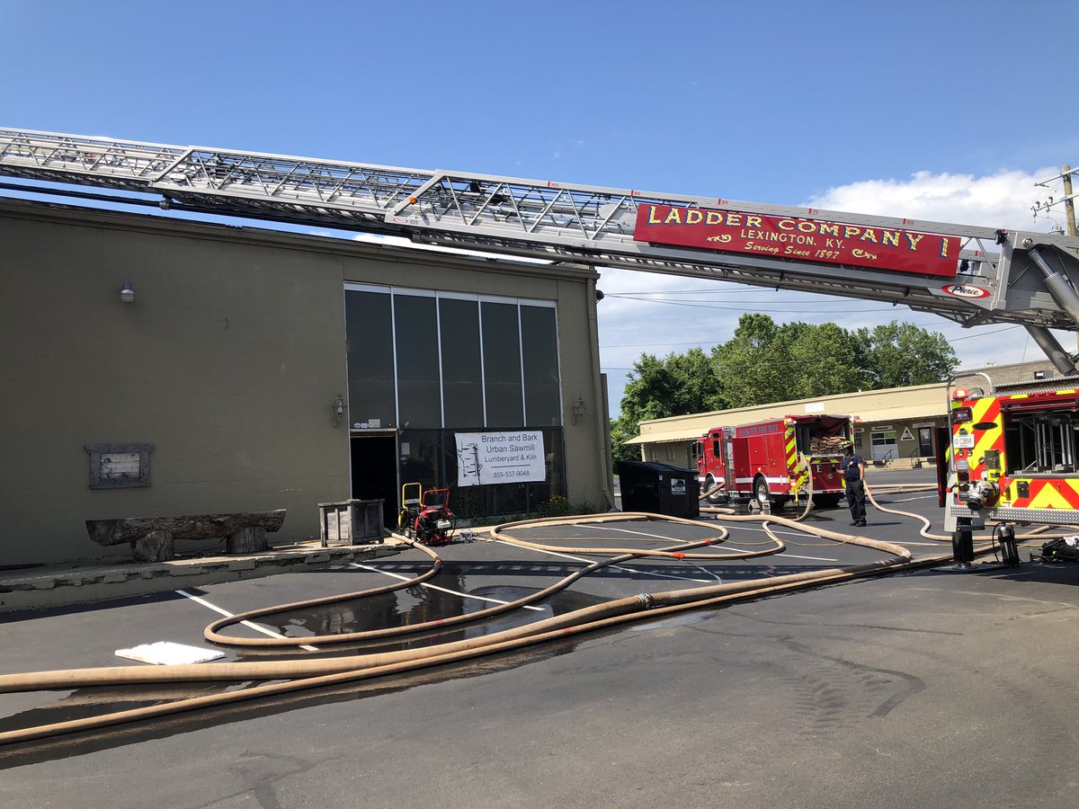LexKYFire's tweet image. Update #2 for 2nd alarm fire/300 block of Midland Pl.: fire has been knocked down, crews are checking for extension, no injuries or hospital transports reported at this time, a fire investigator is on scene, the cause of the fire is under investigation.