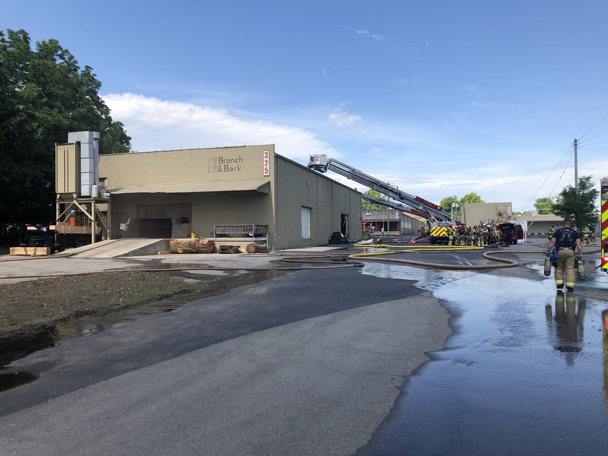 LexKYFire's tweet image. Update #2 for 2nd alarm fire/300 block of Midland Pl.: fire has been knocked down, crews are checking for extension, no injuries or hospital transports reported at this time, a fire investigator is on scene, the cause of the fire is under investigation.