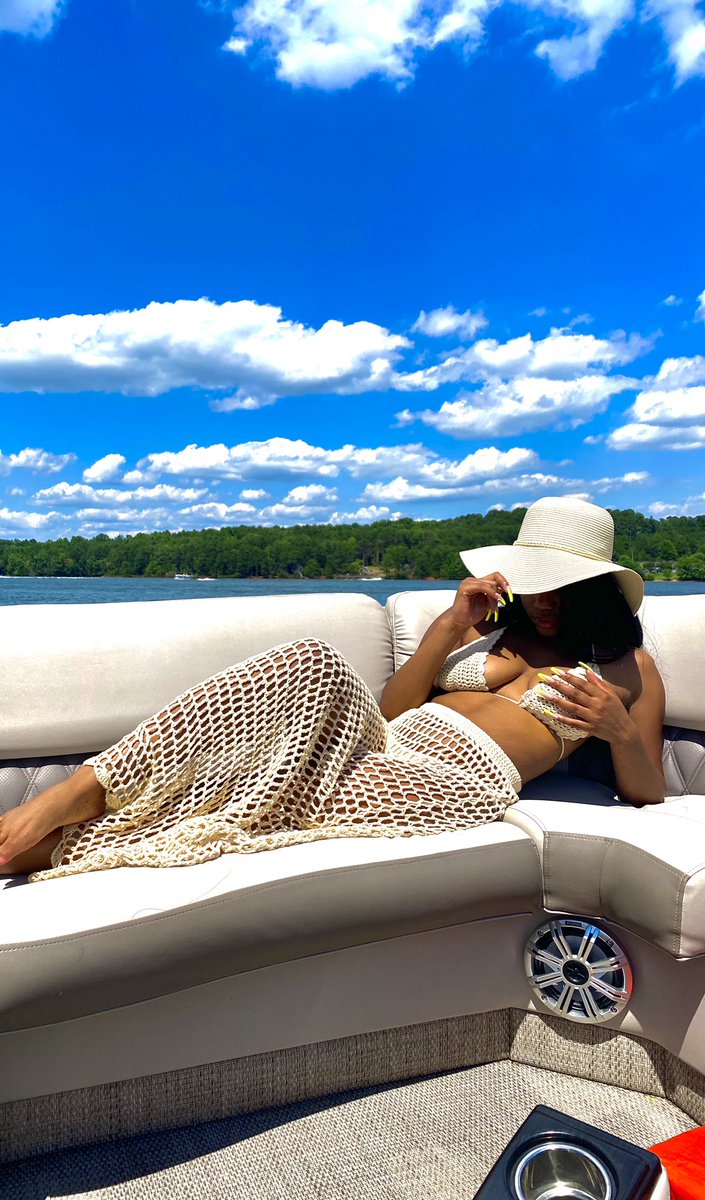 replvsd's tweet image. I had the most amazing 21st bday. Surrounded by people I love and that love me 🍾