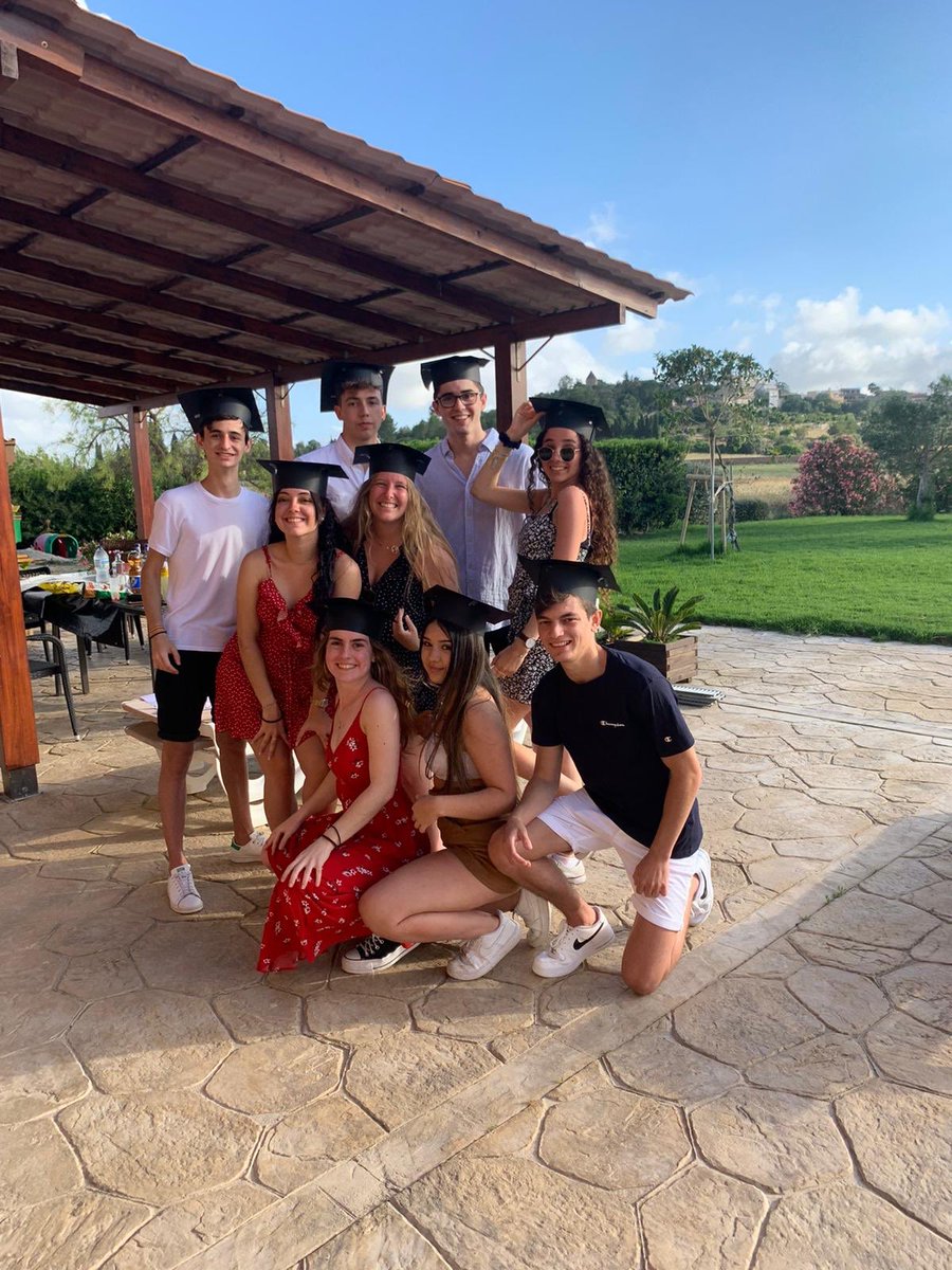 llinasainaa's tweet photo. nos damos por graduados  🎓 https://t.co/iV0KJJW1Ba