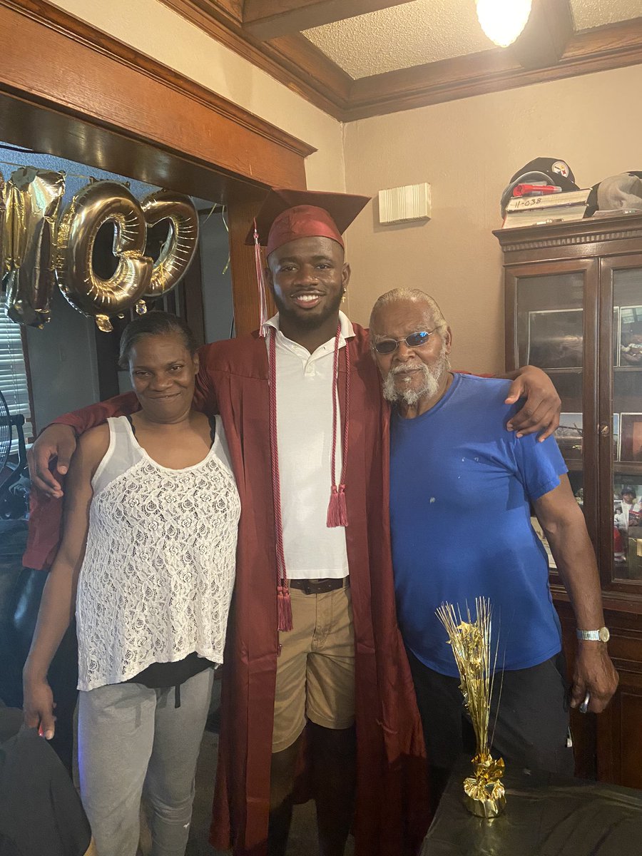 iheartstatic's tweet photo. Make yo folks proud that’s what it’s all about💯 2020 Grad! https://t.co/9Z5NQuscmv