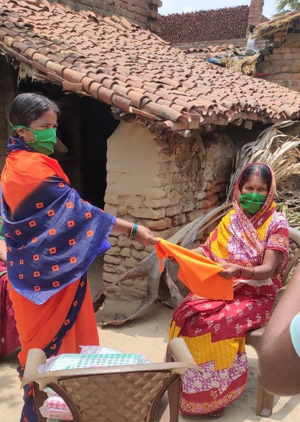 prakashpataniya's tweet photo. #MaskPahno campaign of #PanchayatLeaders saw outpouring in #Bihar & continues to gain momentum. It has empowered rural people to take charge of protecting themselves, their families and communities with individual action and responsibility amidst #Covid_19 pandemic.
@c3_india https://t.co/uORLL80nKA