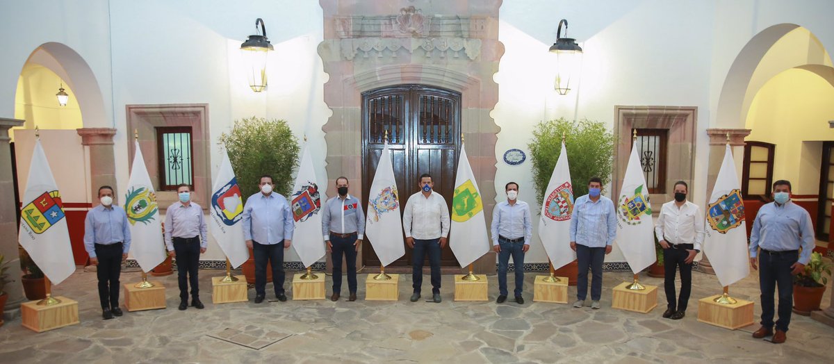 tumbaburross's tweet photo. Hoy se reunieron los 9 gobernadores que dan la pelea vs MORENA.

Y se reunieron en la cuna de la independencia nacional, como diría José Alfredo: "Ahí nomas tras lomita, se ve Dolores Hidalgo"

El diálogo entre la verdadera oposición empezó y qué chulada #Guanajuato por cierto 😍 https://t.co/mIERVkwRMa