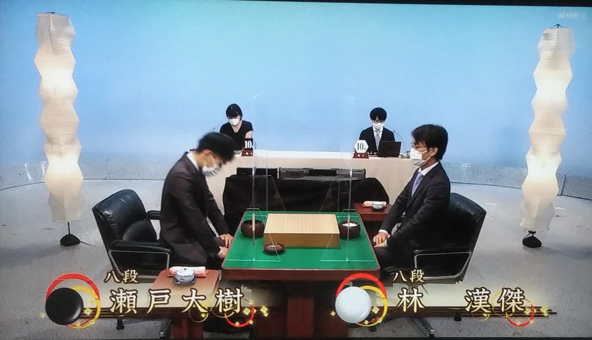 Cider Shogi Nhk杯 将棋トーナメント再開 遂に椅子対局 先週の囲碁と比べる写真も T Co Sfyi1ckzi1 Twitter