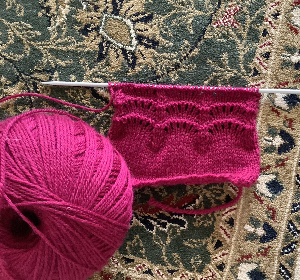 MainlyCardigans's tweet image. Rather liking this scallop stitch pattern #swatching #knit #knitting #knitted #cardigan