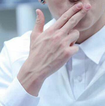 hotJKhot's tweet photo. jungkook hands and veins, daamn https://t.co/jTxzy8hYcs