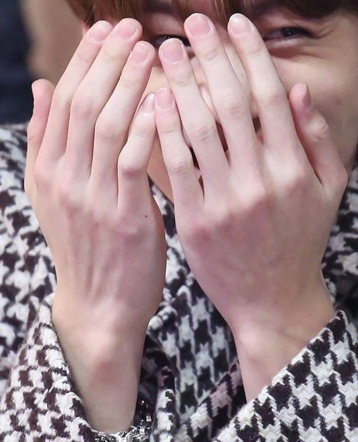hotJKhot's tweet photo. jungkook hands and veins, daamn https://t.co/jTxzy8hYcs