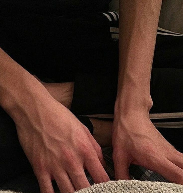 hotJKhot's tweet photo. jungkook hands and veins, daamn https://t.co/jTxzy8hYcs