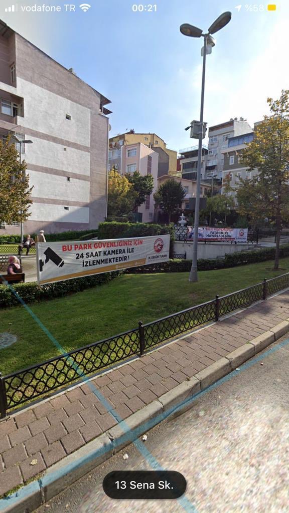 Selmanidis's tweet photo. @kbeyzaornek @CirkinIstanbul Bu da iki metre aşağısındaki pankart. Parkın kendisi hepi topu 200m2 https://t.co/znRc8u86Du