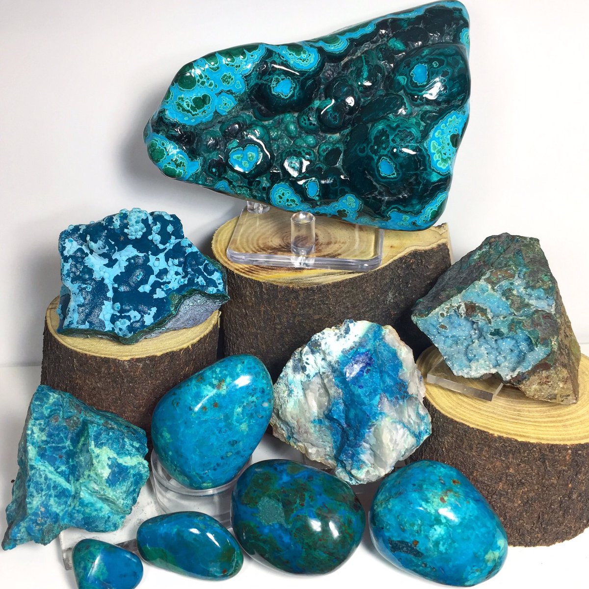 TheFaerieDen's tweet image. Like a wave of healing love #Chrysocolla embodies the strength and gentleness of the sea to wash away emotions that no longer serve us so we may come into our true inner power. They assist us to stay #levelheaded and #openhearted and help us to communicate our truth...