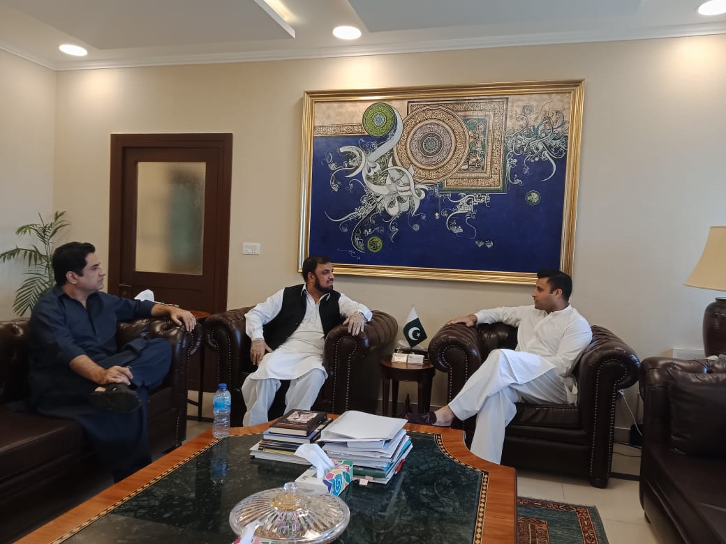 voovpak's tweet photo. President VOOP Major Haroon Rashid (@haroon_major) met SAPM Overseas Pakistanis Zulfi Bukhari (@sayedzbukhari) along with Focal Person Overseas Pakistanis Mr. Atif Iqbal Khan (@atifkhanforpti). https://t.co/JGNvGCbxuU