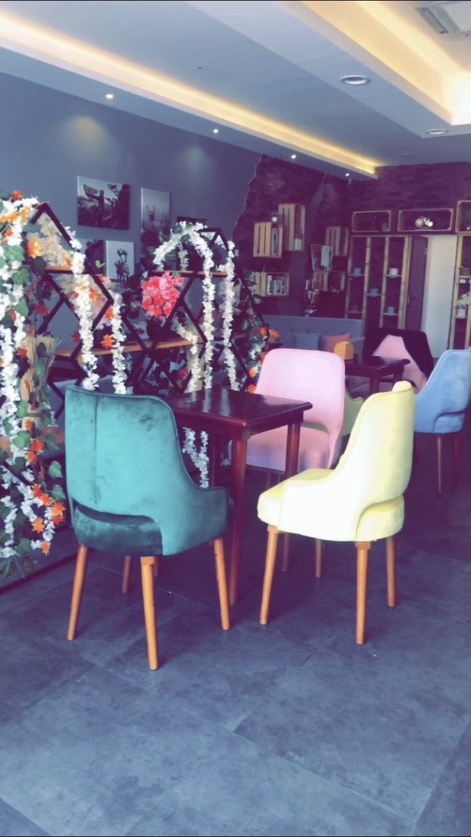 فيي زحمهـ الكون الوسيع صارت لي القهـوه وطن 🎵☕️