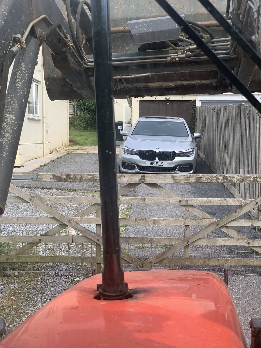 VanGoArtCourier's tweet photo. Today’s Office couldn’t be further away from my usual. Needs must at the mo tho #unitdriver #tvnowork #tvwork #setlifenot #setlife https://t.co/UvnabnzCHD