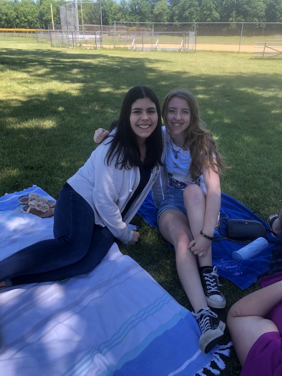 classof2020krhs's tweet photo. 2020 senior picnic!! https://t.co/pMwp6GPxzh