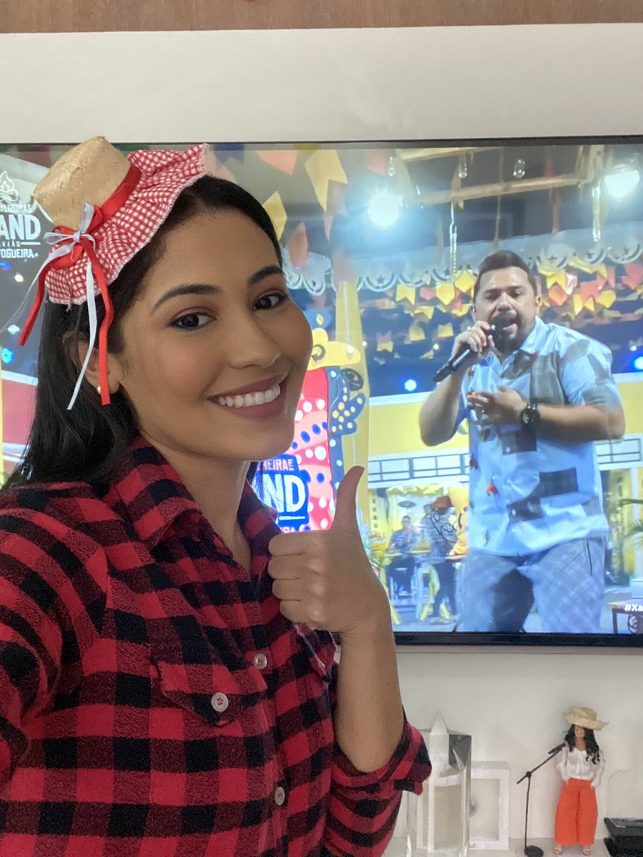 Como vocês estão curtindo a live? Coloquei já meu look junino! #XandAviaoCarvalheiraNaFogueira