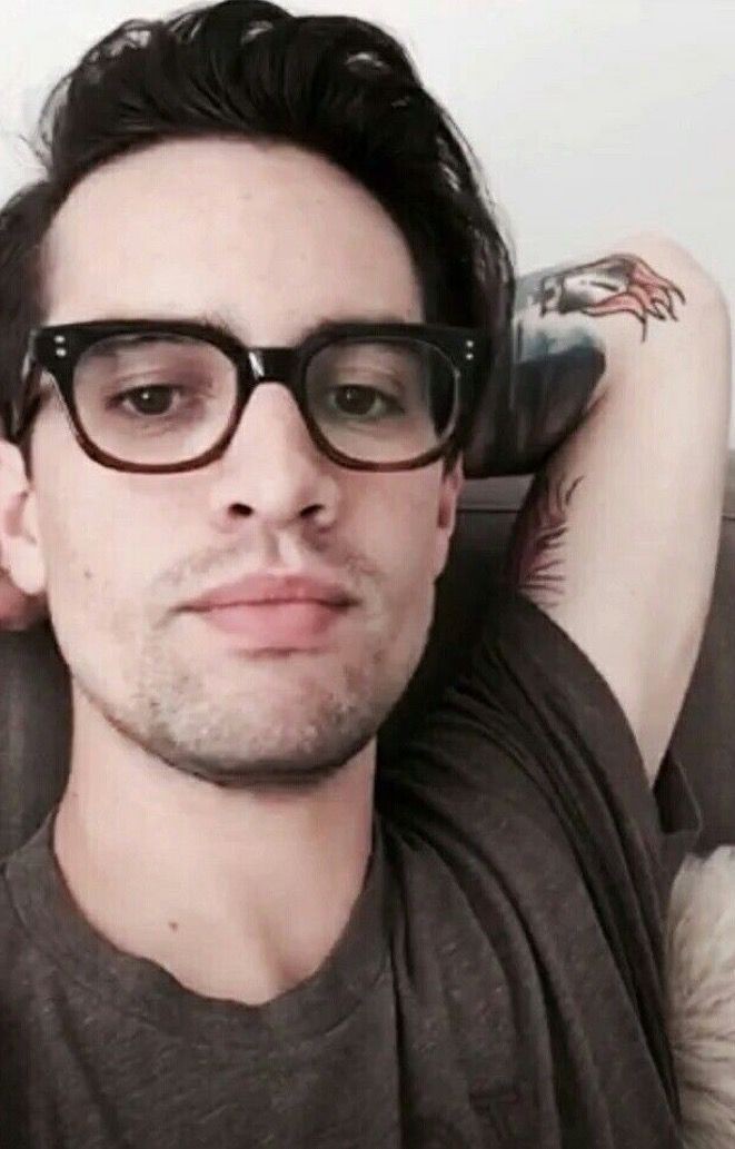 Kindinzin's tweet photo. Brendon urie aumentando o sorriso enquanto você desce, a thread: 
#radiosinnerbr https://t.co/hsQVeU8aYh