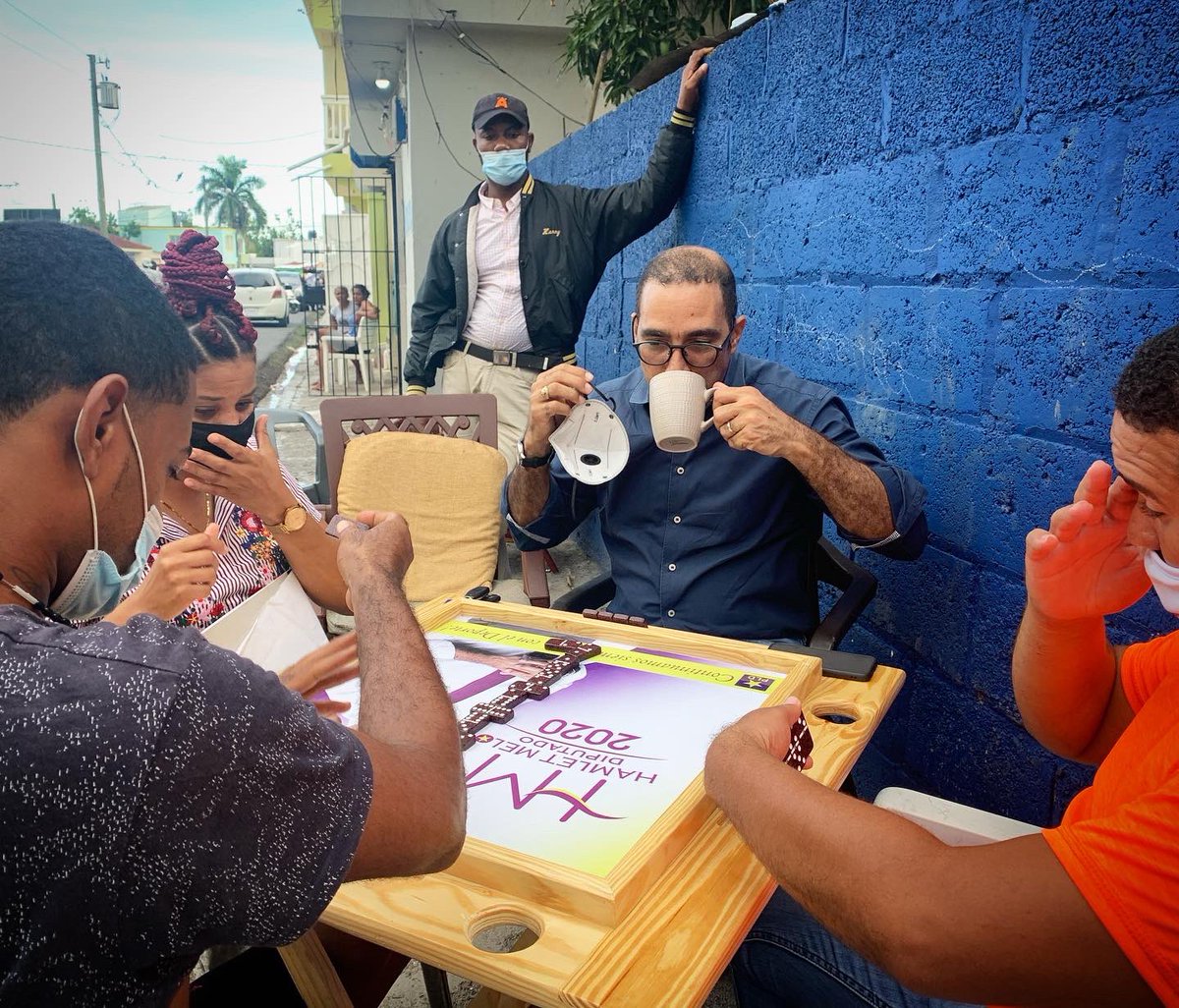 Hamletamadomelo's tweet photo. RUTA FIEL: Un cafecito y una mano de dominó con nuestra gente siempre es productivo. Cuando escuchamos al pueblo aprendemos de él, y podemos representarles mejor. ¡La gente quiere que siga al fidelidad! #HamletSigue #TuDiputadoFiel #Sabado https://t.co/VvjfbaD4gq