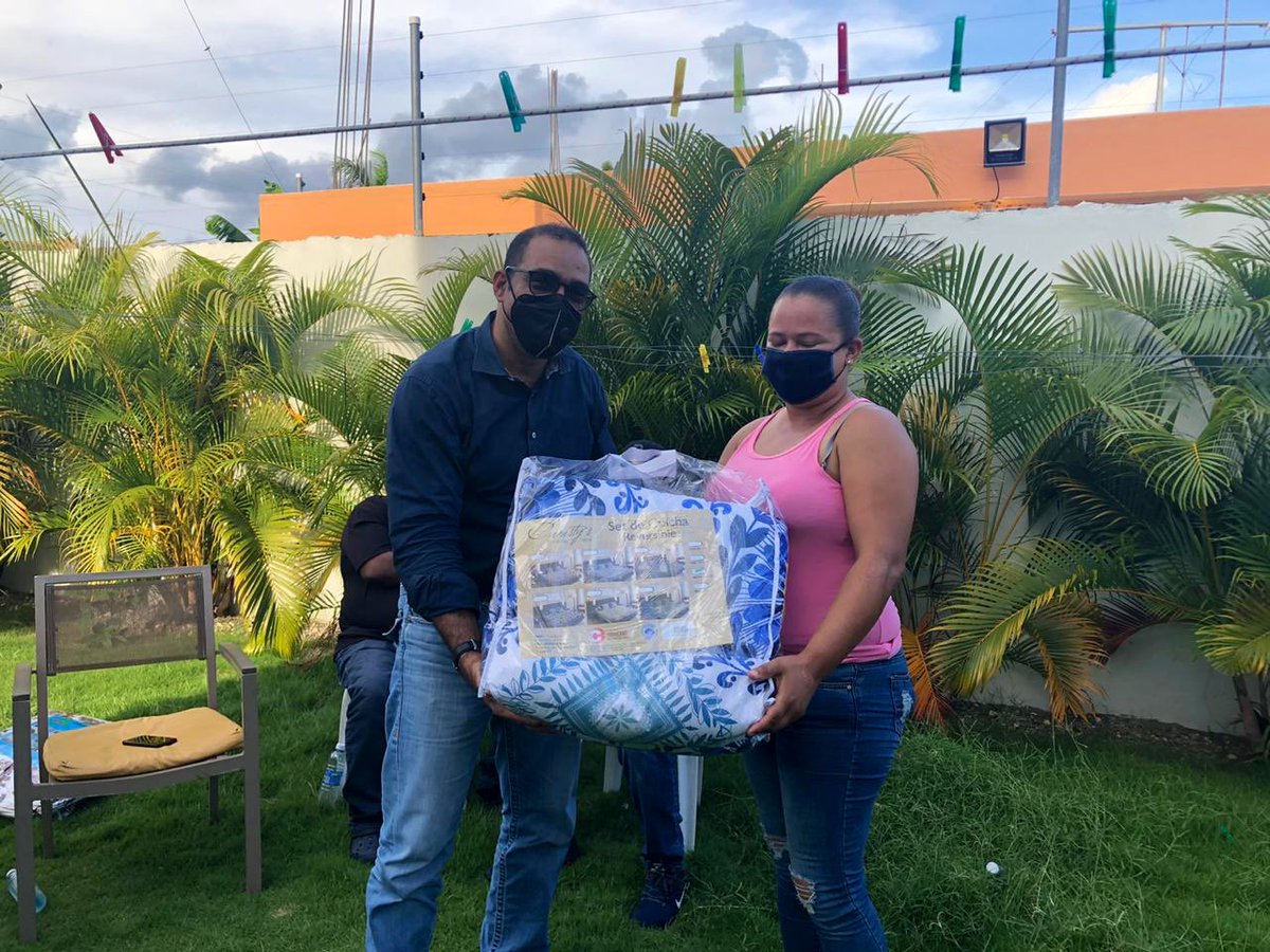 Hamletamadomelo's tweet photo. RUTA FIEL: Un cafecito y una mano de dominó con nuestra gente siempre es productivo. Cuando escuchamos al pueblo aprendemos de él, y podemos representarles mejor. ¡La gente quiere que siga al fidelidad! #HamletSigue #TuDiputadoFiel #Sabado https://t.co/VvjfbaD4gq