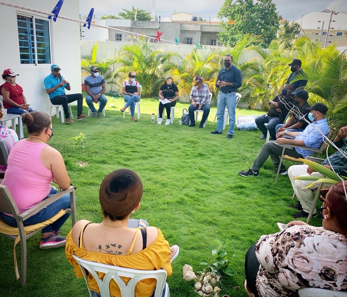 Hamletamadomelo's tweet photo. RUTA FIEL: Un cafecito y una mano de dominó con nuestra gente siempre es productivo. Cuando escuchamos al pueblo aprendemos de él, y podemos representarles mejor. ¡La gente quiere que siga al fidelidad! #HamletSigue #TuDiputadoFiel #Sabado https://t.co/VvjfbaD4gq