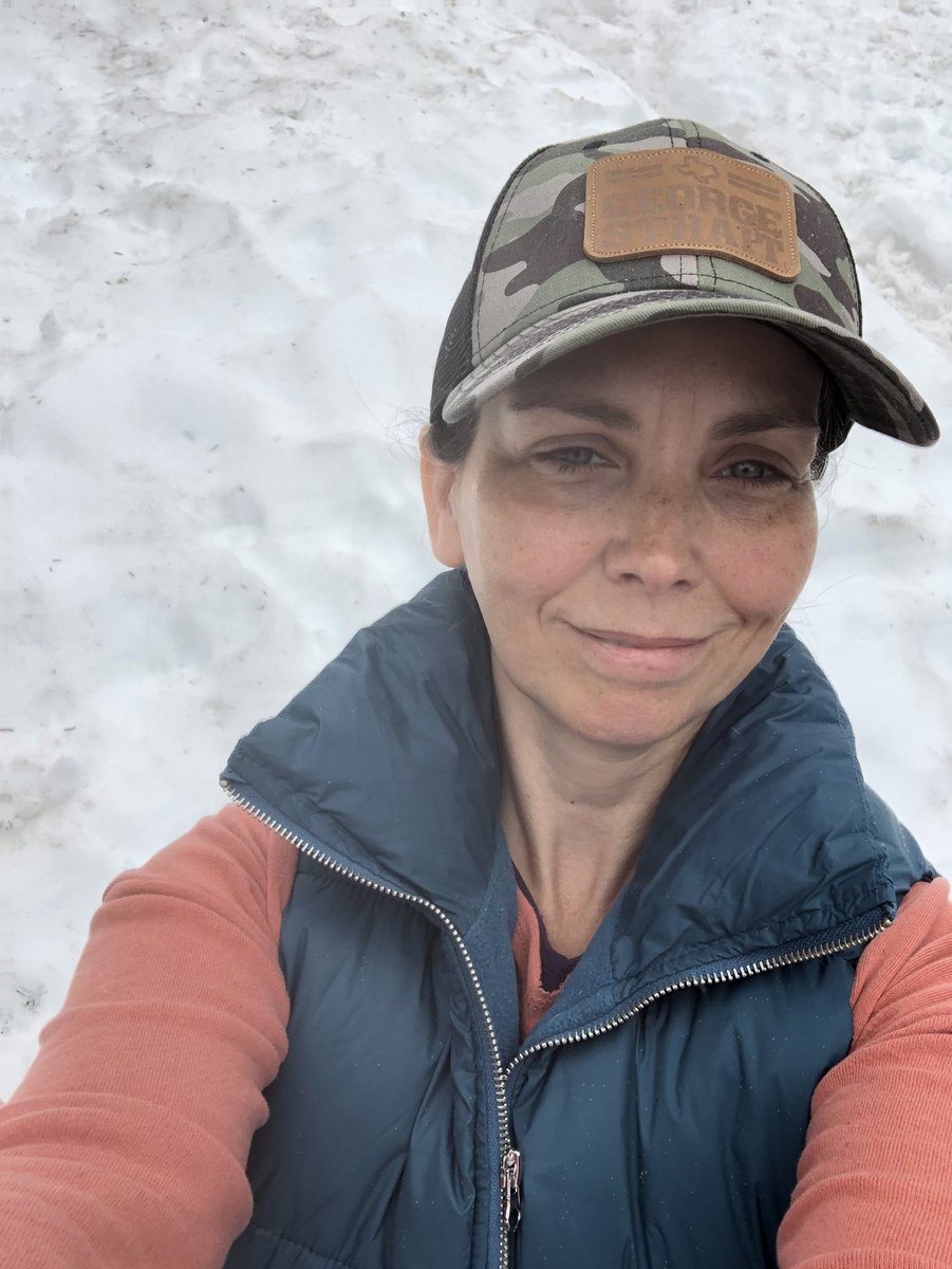 rachiejoy77's tweet photo. We found snow! #chinookpass #washingtonstate #tipsoolake #mountrainier #themountainisNOTout https://t.co/ea1mK5tcKx