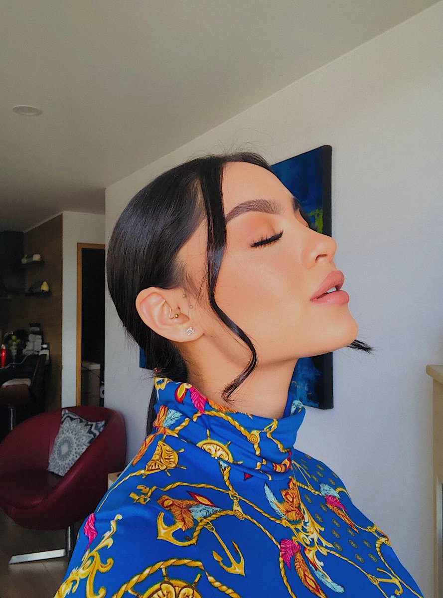 Aquí estaba sintiendo el vientico de la Rosa de Guadalupe en mi face...😂😂😂