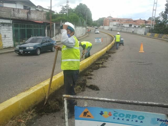 Corpotachira_'s tweet photo. La gestión continúa, @Corpotachira_ en conjunto a @Gobiernotachira continúa actividades de limpieza y restauración en pintura, en los alrededores del Núcleo Táchira de la ULA.

Seguimos mejorando espacios de gran beneficio para los tachirenses
#TáchiraDeTrabajoDiario
@laidygomezf https://t.co/jusGQPkApz